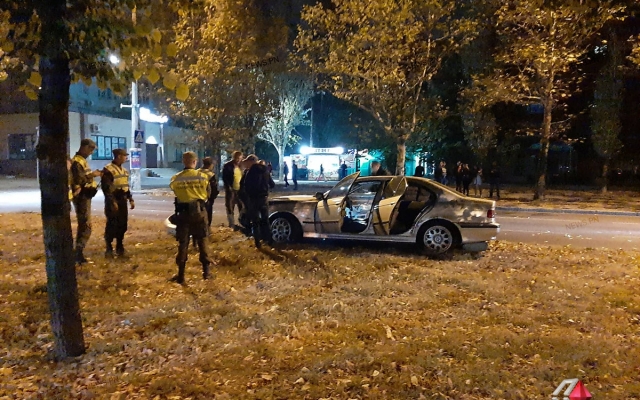 На Центральном проспекте у автомобиля на ходу лопнуло колесо, и он вылетел зеленую зону Фото № 1 На Центральном проспекте у автомобиля на ходу лопнуло колесо, и он вылетел зеленую зону Фото № 1