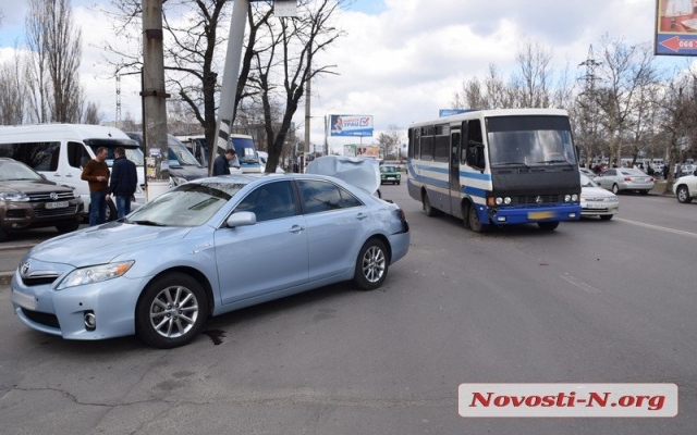 Возле Центрального автовокзала столкнулись автомобиль и маршрутка Фото № 1 Возле Центрального автовокзала столкнулись автомобиль и маршрутка Фото № 1