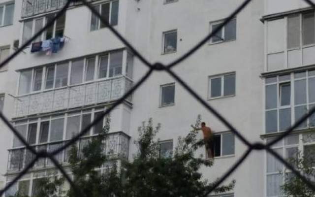 В Корабельном районе мужчина выпрыгнул из окна Фото № 1 В Корабельном районе мужчина выпрыгнул из окна Фото № 1