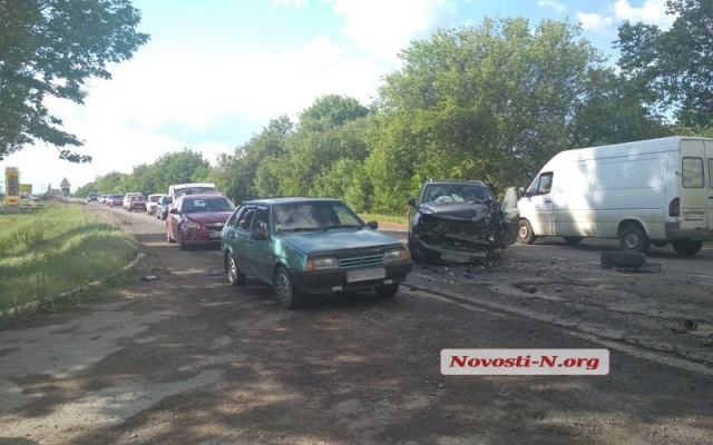 На трассе из-за жуткой аварии с пострадавшими образовались автомобильные заторы Фото № 0 На трассе из-за жуткой аварии с пострадавшими образовались автомобильные заторы Фото № 0