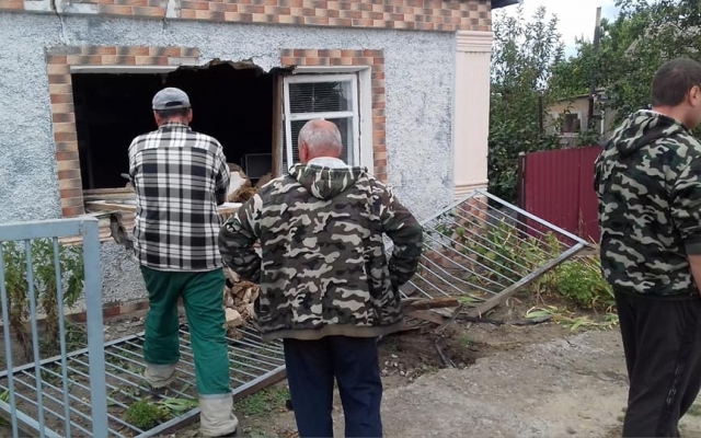 В Снигиревке автомобиль протаранил дом и снес часть стены Фото № 5 В Снигиревке автомобиль протаранил дом и снес часть стены Фото № 5
