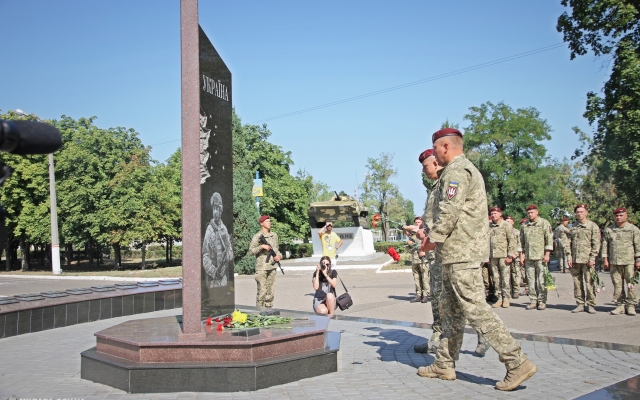 Жители Николаева почтили память павших десантников Фото № 31 Жители Николаева почтили память павших десантников Фото № 31