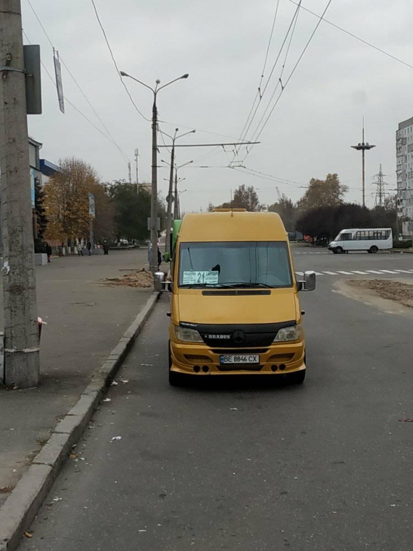 Маршрутчики Николаева тонируют наглухо свои автобусы, чтобы брать стоячих пассажиров Фото № 1 Маршрутчики Николаева тонируют наглухо свои автобусы, чтобы брать стоячих пассажиров Фото № 1