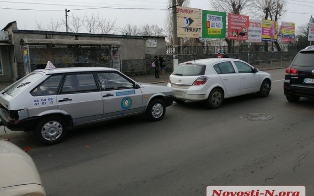 В центре Николаева пьяный водитель автовышки врезался в учебный ВАЗ и «Опель» Фото № 0 В центре Николаева пьяный водитель автовышки врезался в учебный ВАЗ и «Опель» Фото № 0
