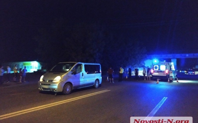 В Николаеве пешехода сбила сначала легковушка, затем микроавтобус: мужчина погиб на месте Фото № 7 В Николаеве пешехода сбила сначала легковушка, затем микроавтобус: мужчина погиб на месте Фото № 7