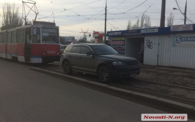 Автохам припарковался прямо на трамвайных путях и заблокировал движение электротранспорта Фото № 1 Автохам припарковался прямо на трамвайных путях и заблокировал движение электротранспорта Фото № 1