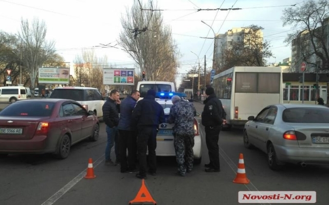 Авария на перекрестке: микроавтобус не поделил дорогу с автомобилем Фото № 1 Авария на перекрестке: микроавтобус не поделил дорогу с автомобилем Фото № 1