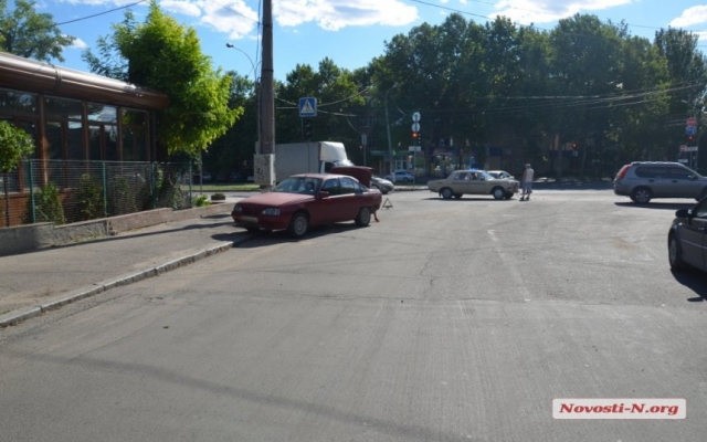 В районе Садовой в Николаеве столкнулись В районе Садовой в Николаеве столкнулись
