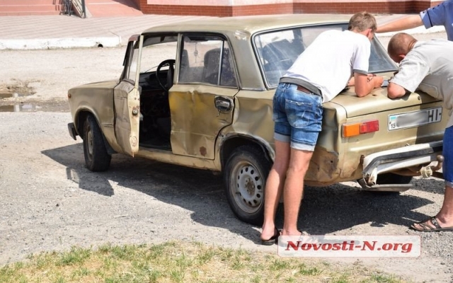 Бетономешалка врезалась в автомобиль и протащила его около 30 метров Фото № 3 Бетономешалка врезалась в автомобиль и протащила его около 30 метров Фото № 3
