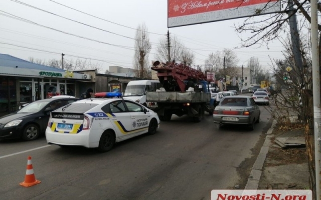 В центре Николаева пьяный водитель автовышки врезался в учебный ВАЗ и «Опель» Фото № 3 В центре Николаева пьяный водитель автовышки врезался в учебный ВАЗ и «Опель» Фото № 3