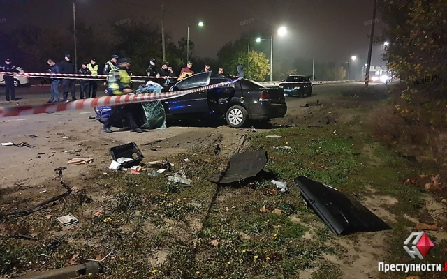 В Корабельном районе автомобиль на огромной скорости вылетел на обочину и врезался в столб: пассажир – погиб, водитель – в больнице Фото № 5 В Корабельном районе автомобиль на огромной скорости вылетел на обочину и врезался в столб: пассажир – погиб, водитель – в больнице Фото № 5