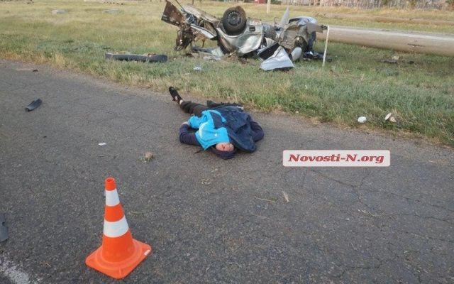 На трассе в районе Рыбаковки произошла жуткая авария: автомобиль разорвало пополам, водитель и пассажир – погибли Фото № 5 На трассе в районе Рыбаковки произошла жуткая авария: автомобиль разорвало пополам, водитель и пассажир – погибли Фото № 5
