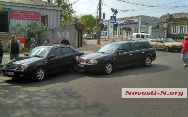 Водитель с еврономерами врезался в иномарку, отказался вызывать полицию и требовал 400 евро за разбитую фару Фото № 0 Водитель с еврономерами врезался в иномарку, отказался вызывать полицию и требовал 400 евро за разбитую фару Фото № 0