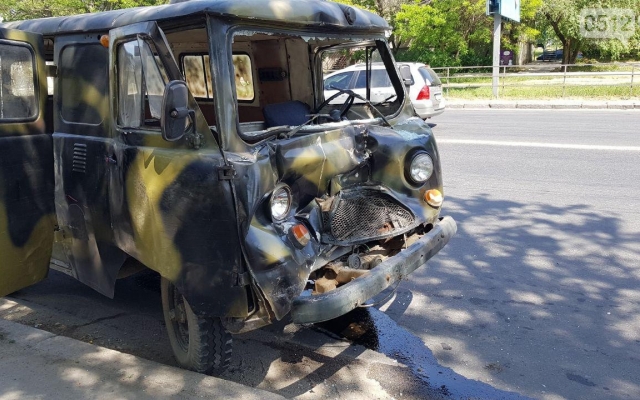 На проспекте героев Украины столкнулись «УАЗ» и грузовик Фото № 2 На проспекте героев Украины столкнулись «УАЗ» и грузовик Фото № 2