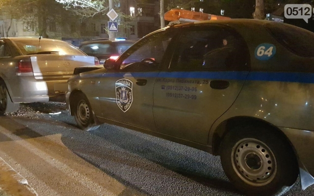 Авария на Центральном проспекте: автомобиль охранной фирмы врезался в иномарку Фото № 4 Авария на Центральном проспекте: автомобиль охранной фирмы врезался в иномарку Фото № 4