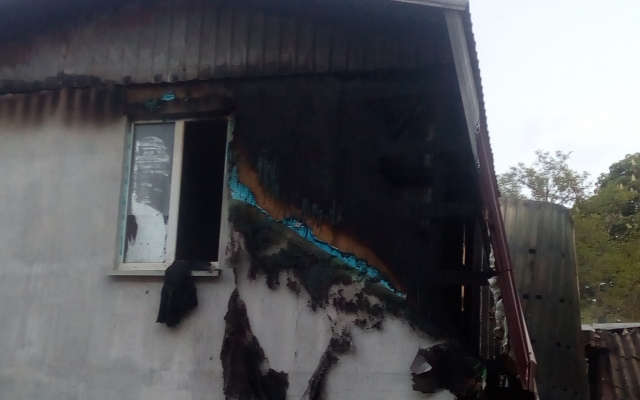 В Очакове загорелся двухэтажный дом, спасатели не допустили его полного уничтожения Фото № 3 В Очакове загорелся двухэтажный дом, спасатели не допустили его полного уничтожения Фото № 3