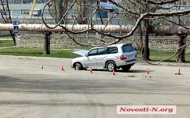 На Новозаводской на проезжей части внедорожник передним колесом попал в глубокую яму Фото № 0 На Новозаводской на проезжей части внедорожник передним колесом попал в глубокую яму Фото № 0