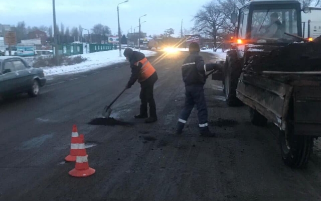 На автотрассах Н-24 и Н-11 приступили к неотложным работам по ликвидации аварийной ямочности Фото № 1 На автотрассах Н-24 и Н-11 приступили к неотложным работам по ликвидации аварийной ямочности Фото № 1