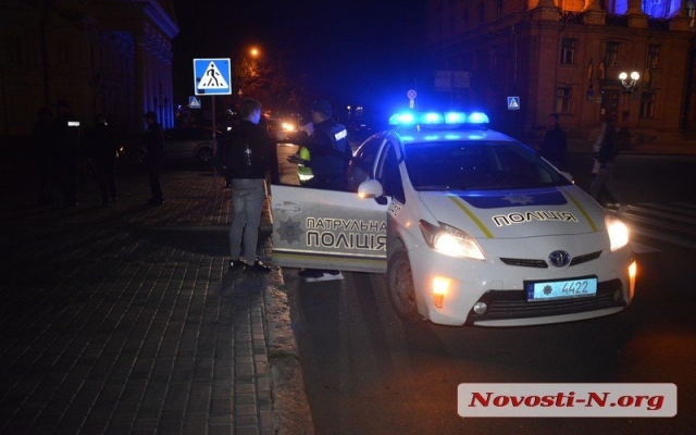 Автомобиль Škoda Octavia на пешеходном переходе чуть не наехал на губернатора и сопровождавших его лиц Фото № 3 Автомобиль Škoda Octavia на пешеходном переходе чуть не наехал на губернатора и сопровождавших его лиц Фото № 3