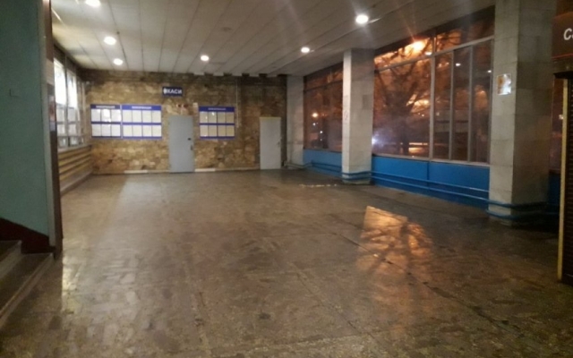 В Николаеве активисты националистической организации заставили бездомных убрать мусор на железнодорожном вокзале Фото № 5 В Николаеве активисты националистической организации заставили бездомных убрать мусор на железнодорожном вокзале Фото № 5