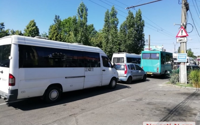 Авария на Пушкинском кольце, образовалась огромная автопробка Фото № 1 Авария на Пушкинском кольце, образовалась огромная автопробка Фото № 1