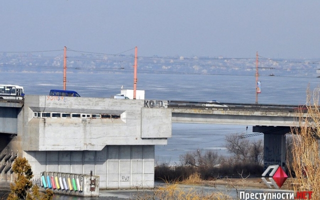 В Николаеве патрульные отговорили 18-летнюю девушку прыгать с Ингульского моста Фото № 0 В Николаеве патрульные отговорили 18-летнюю девушку прыгать с Ингульского моста Фото № 0