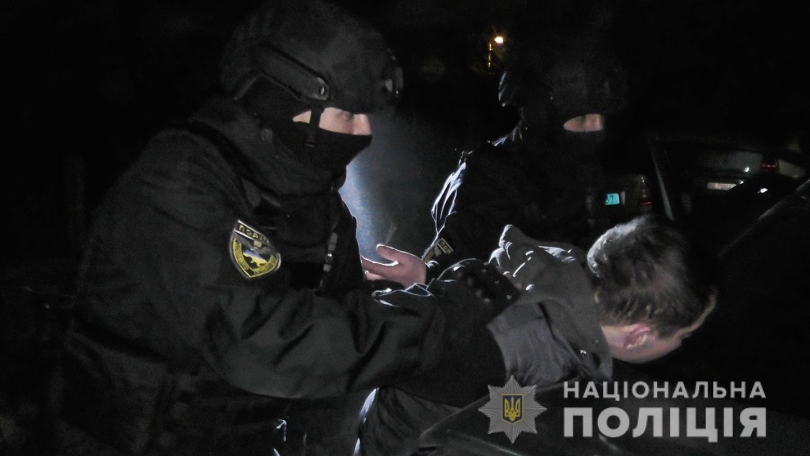 В Николаеве спецназ штурмовал квартиру сутенеров Фото № 1 В Николаеве спецназ штурмовал квартиру сутенеров Фото № 1