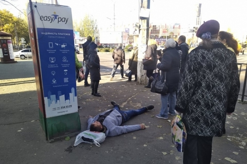 Николаевец устроил драку и покусал медиков приехавших по вызову Фото № 1 Николаевец устроил драку и покусал медиков приехавших по вызову Фото № 1