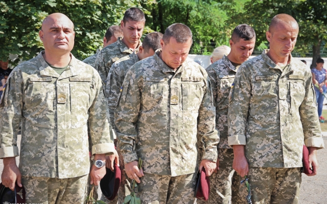 Жители Николаева почтили память павших десантников Фото № 18 Жители Николаева почтили память павших десантников Фото № 18