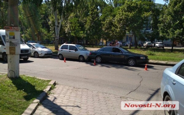 В центре Николаева ДТП: Daewoo врезался в Audi Фото № 1 В центре Николаева ДТП: Daewoo врезался в Audi Фото № 1