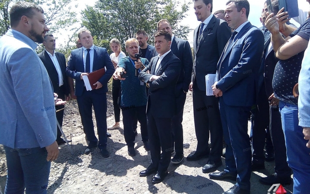 Президент Украины осмотрел трассу Н-14 и приехал на Николаевский судостроительный завод, чтобы обсудить судьбу крейсера «Украина» Фото № 4 Президент Украины осмотрел трассу Н-14 и приехал на Николаевский судостроительный завод, чтобы обсудить судьбу крейсера «Украина» Фото № 4