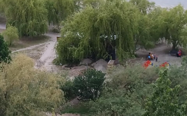 На пляже в Намыве неистребляемый МАФ «обрастает» коммуникациями Фото № 0 На пляже в Намыве неистребляемый МАФ «обрастает» коммуникациями Фото № 0