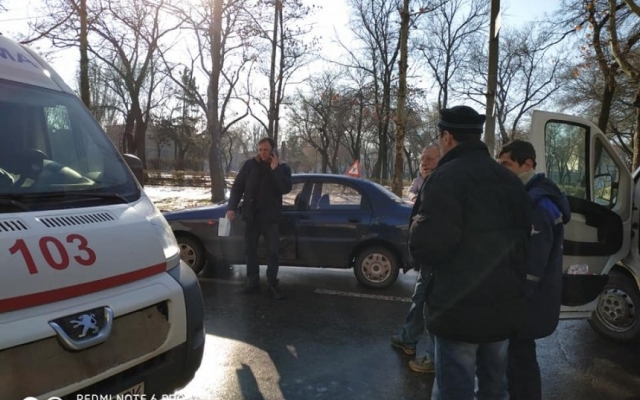 На Адмиральской иномарка врезалась в карету «скорой помощи» Фото № 2 На Адмиральской иномарка врезалась в карету «скорой помощи» Фото № 2