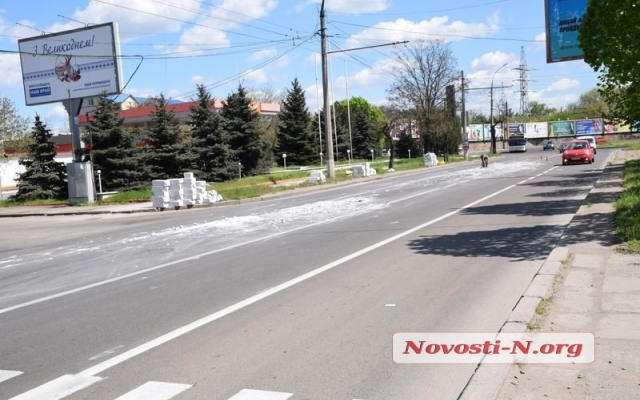 На Центральном проспекте грузовой автомобиль растерял газобетонные блоки Фото № 2 На Центральном проспекте грузовой автомобиль растерял газобетонные блоки Фото № 2