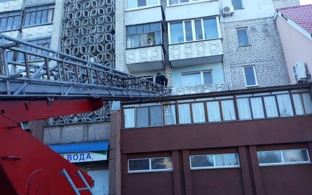 В Николаеве 6-летняя девочка вышла через окно балкона на крышу магазина, на помощь пришли спасатели Фото № 0 В Николаеве 6-летняя девочка вышла через окно балкона на крышу магазина, на помощь пришли спасатели Фото № 0