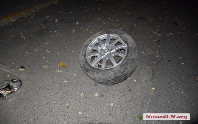 Пьяный водитель на автомобиле Jaguar, убегая от полиции, врезался в дерево, несколько раз перевернулся и загорелся Фото № 3 Пьяный водитель на автомобиле Jaguar, убегая от полиции, врезался в дерево, несколько раз перевернулся и загорелся Фото № 3