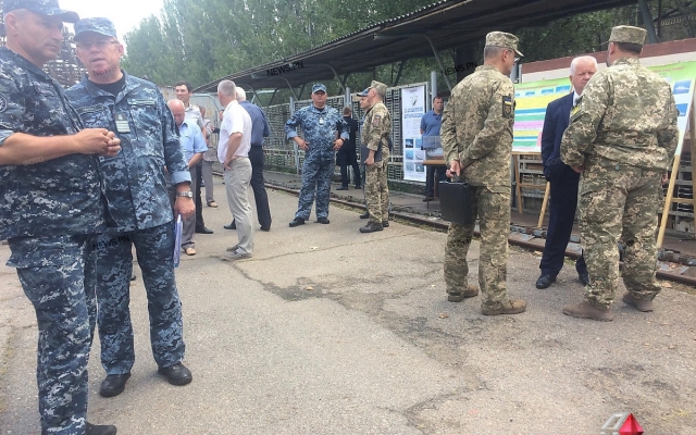 Президент Украины осмотрел трассу Н-14 и приехал на Николаевский судостроительный завод, чтобы обсудить судьбу крейсера «Украина» Фото № 6 Президент Украины осмотрел трассу Н-14 и приехал на Николаевский судостроительный завод, чтобы обсудить судьбу крейсера «Украина» Фото № 6