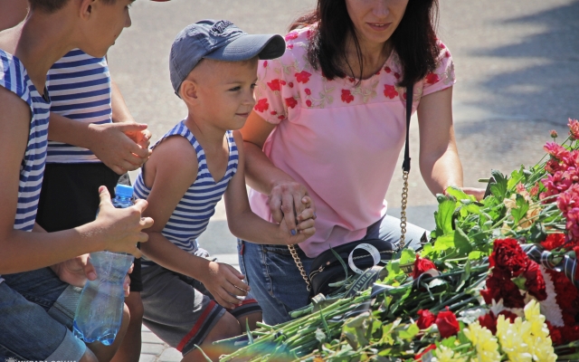 Жители Николаева почтили память павших десантников Фото № 69 Жители Николаева почтили память павших десантников Фото № 69