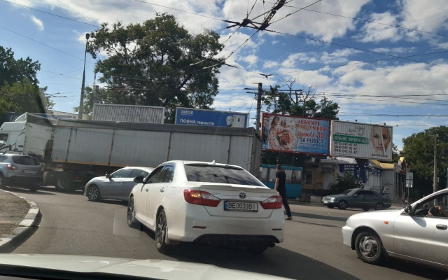 На Пушкинском кольце пробка, - поломался большегруз Фото № 1 На Пушкинском кольце пробка, - поломался большегруз Фото № 1