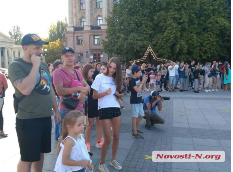 В масках единицы, на крестики внимание никто не обращает – в Николаеве начался праздник Фото № 1 В масках единицы, на крестики внимание никто не обращает – в Николаеве начался праздник Фото № 1