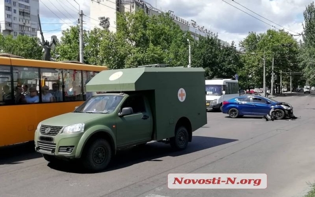 На Центральном проспекте иномарка протаранила военный автомобиль Фото № 3 На Центральном проспекте иномарка протаранила военный автомобиль Фото № 3