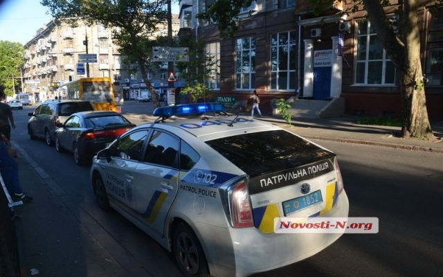В Центре Николаеве произошло ДТП при участии автомобилей Mitsubishi Grandis и Mazda 323 Фото № 0 В Центре Николаеве произошло ДТП при участии автомобилей Mitsubishi Grandis и Mazda 323 Фото № 0
