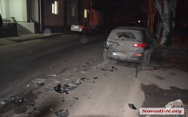 На улице Корабелов произошла авария, одна из машин врезалась в дерево Фото № 14 На улице Корабелов произошла авария, одна из машин врезалась в дерево Фото № 14