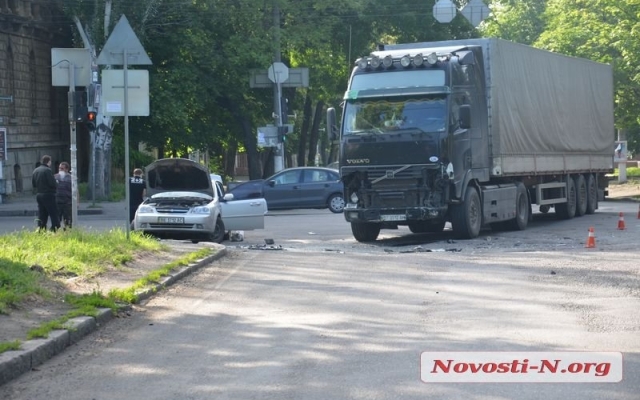В центре Николаева столкнулись фура и «Шевроле» Фото № 0 В центре Николаева столкнулись фура и «Шевроле» Фото № 0