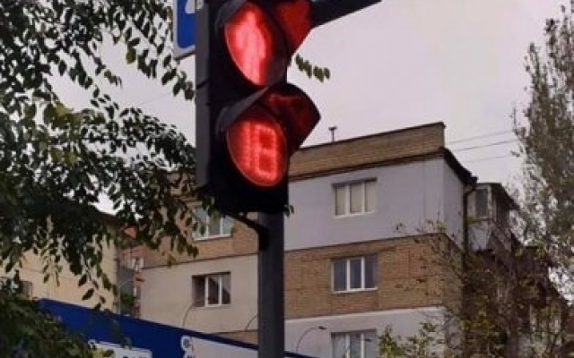 На перекрестке проспект Мира и улицы 1-я Линия заработал светофор Фото № 2 На перекрестке проспект Мира и улицы 1-я Линия заработал светофор Фото № 2