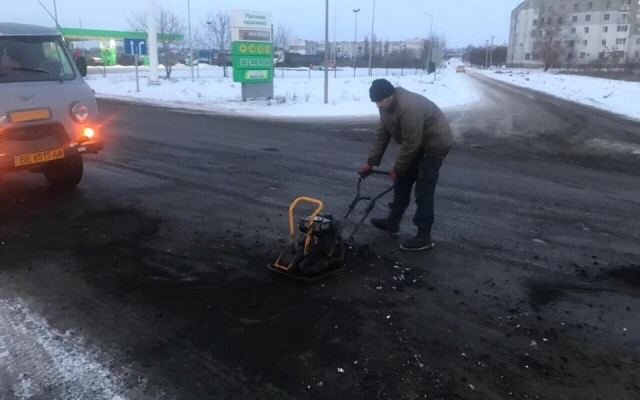 На автотрассах Н-24 и Н-11 приступили к неотложным работам по ликвидации аварийной ямочности Фото № 16 На автотрассах Н-24 и Н-11 приступили к неотложным работам по ликвидации аварийной ямочности Фото № 16