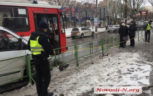 В центре Николаева авария: столкнулись микроавтобус и троллейбус. Образовалась пробка Фото № 5 В центре Николаева авария: столкнулись микроавтобус и троллейбус. Образовалась пробка Фото № 5