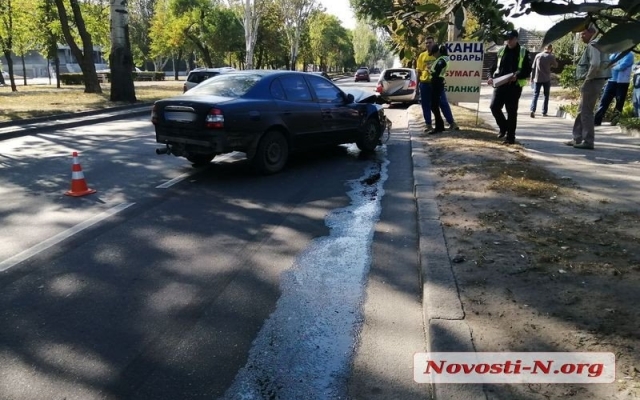 На Центральном проспекте автомобиль врезался в припаркованную иномарку Фото № 2 На Центральном проспекте автомобиль врезался в припаркованную иномарку Фото № 2