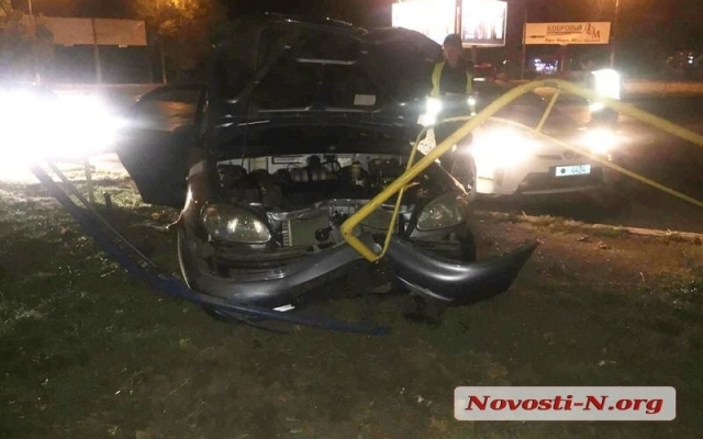 Возле николаевского автовокзала автомобиль снес ограждение Фото № 0 Возле николаевского автовокзала автомобиль снес ограждение Фото № 0