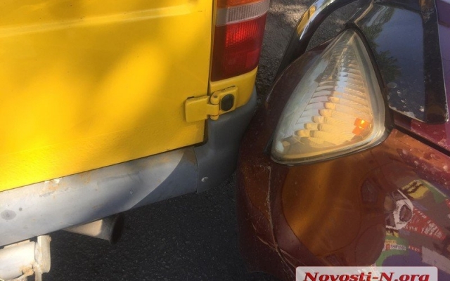 Из-за столкновения двух автомобилей в районе автовокзала образовалась пробка Фото № 3 Из-за столкновения двух автомобилей в районе автовокзала образовалась пробка Фото № 3